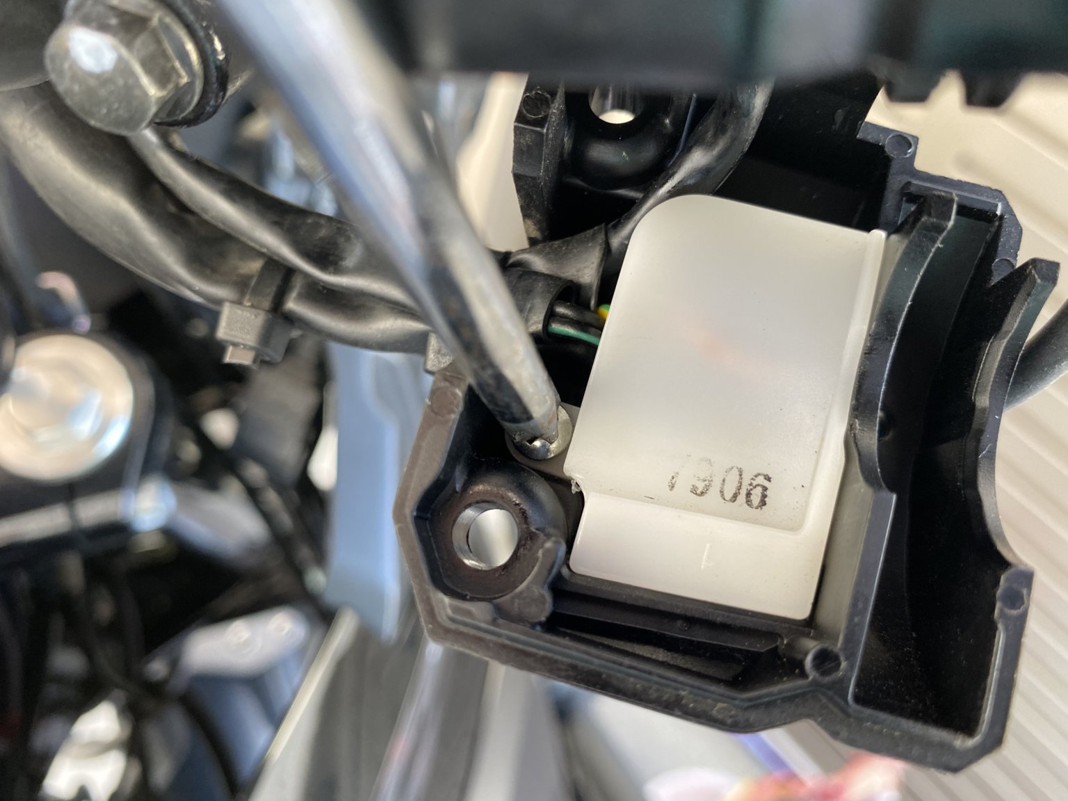 エンジンのかかりが悪いのは【スターター(セル)スイッチ】の接触不良!?『原因はリレーでした』−Vスト250−|ギアログ Gear Log エンジンのかかりが悪いのは【スターター(セル)スイッチ】の接触不良!?『原因はリレーでした』−Vスト250−|ギアログ Gear Log