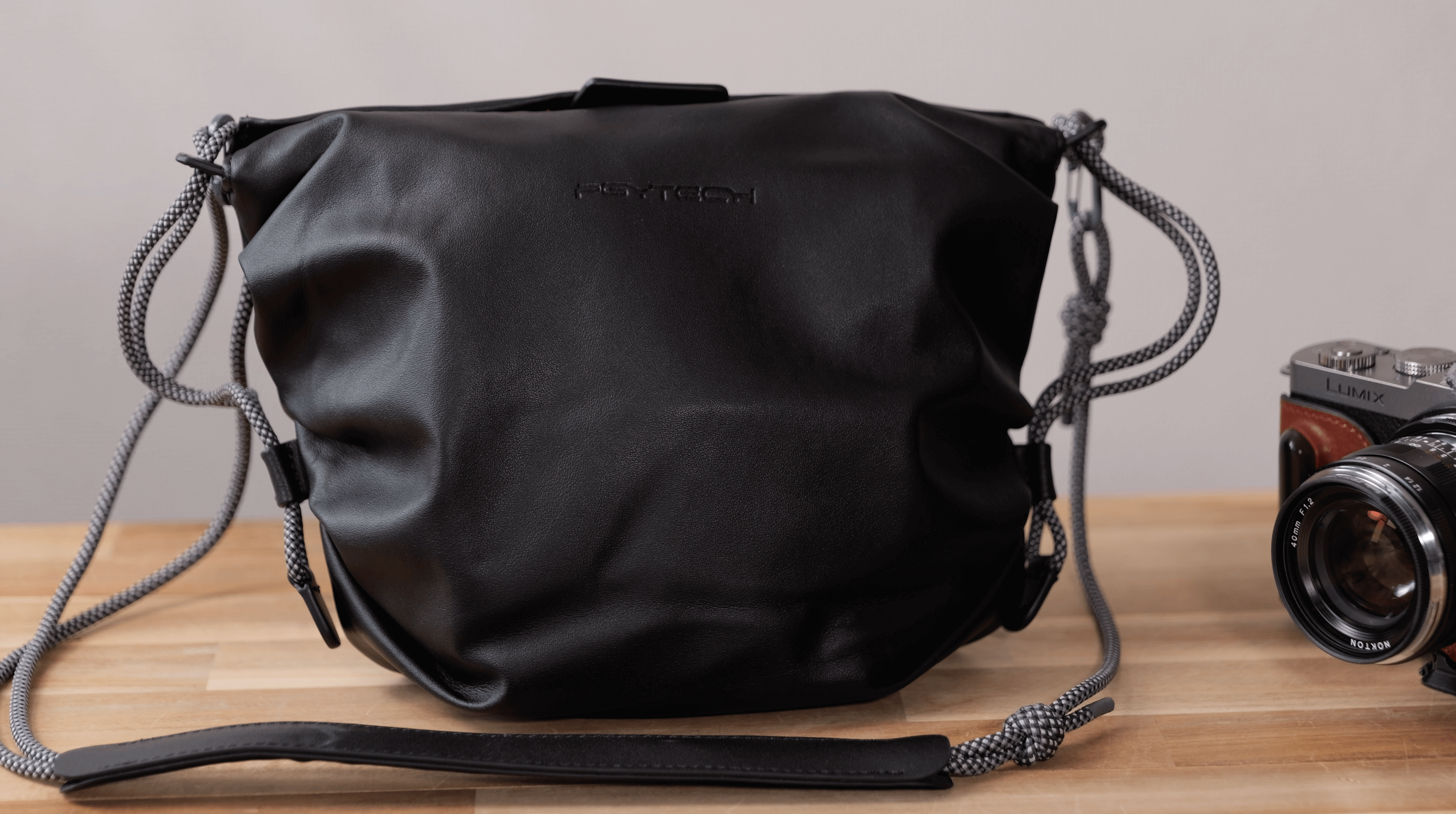 カメラバックらしくない「OneGo クラウドバッグ」がおしゃれで